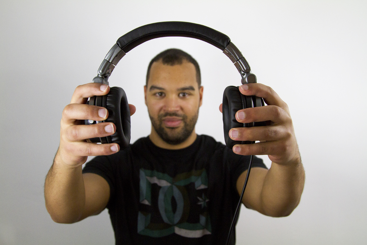 Veelooper holding his headphones